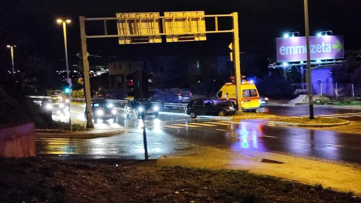 Vozilo završilo u semaforu u Kaštelima, jedna osoba zatražila liječničku pomoć