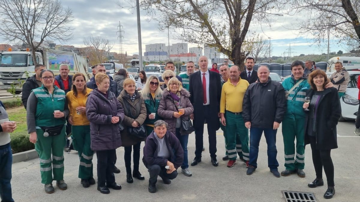 GRADONAČELNIK U BLAGDANSKOM DRUŽENJU S DJELATNICIMA 'ČISTOĆE': "Hvala vam na predanom radu za čist i uredan Split"