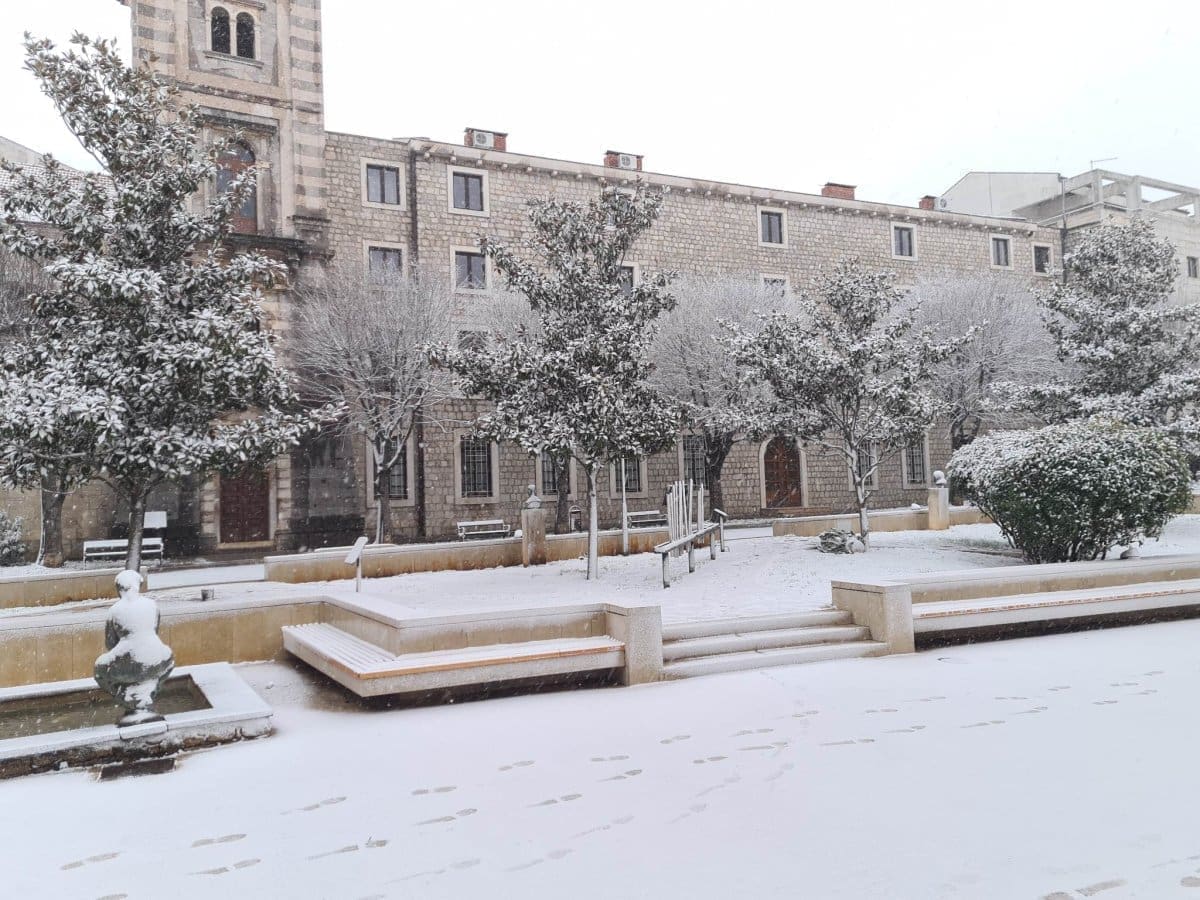 'POSVE' NAPADALO Snijeg zameo Sinj, nestalo struje, a Bulj promrzao!