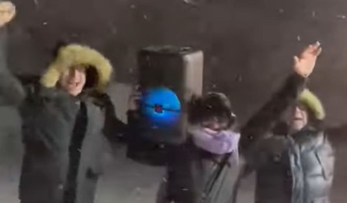 SPLIĆANI U ZIMSKOM RASPOLOŽENJU Izveli preformans na snijegu, pjevalo se 'Vijavica bijela'