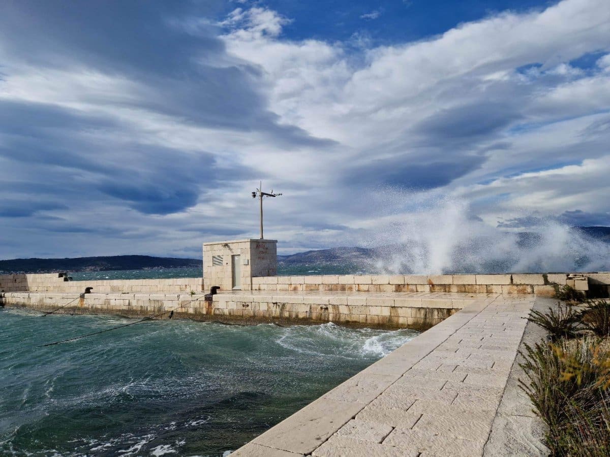 ZAPUHALA OLUJNA TRAMONTANA Pogledajte prizore s punte Marjana