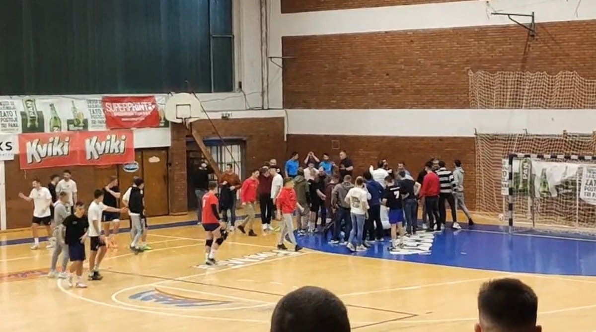 VELIKA DRAMA U DVORANI Nastao totalni kaos i makljaža: Potukli se igrači, uletjela i publika. Jedan ostao ležati na parketu