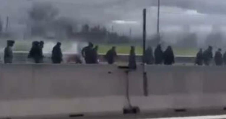 BRUTALNA I KRVAVA TUČNJAVA NAVIJAČA Nemile scene na autocesti, ima i izbodenih navijača: Huligani su u sukobu koristili palice i baklje