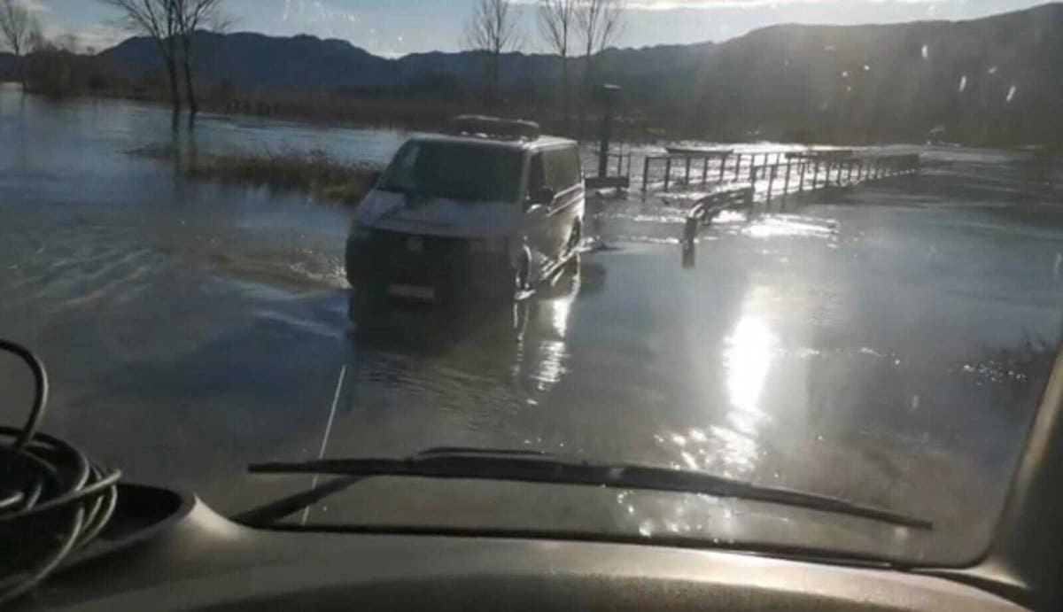 UPUTILI SU APEL SLUŽBAMA Vrgorski vatrogasci spasili vozača dostavnog vozila koji je zaglavio na mostu: "Molimo sve odgovorne službe da se ulože još veći napori..."