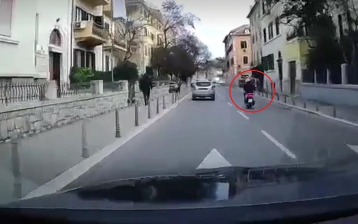 PROMETNE 'AKROBACIJE' Suluda vožnja motorista u centru Splita. Sve je snimljeno!