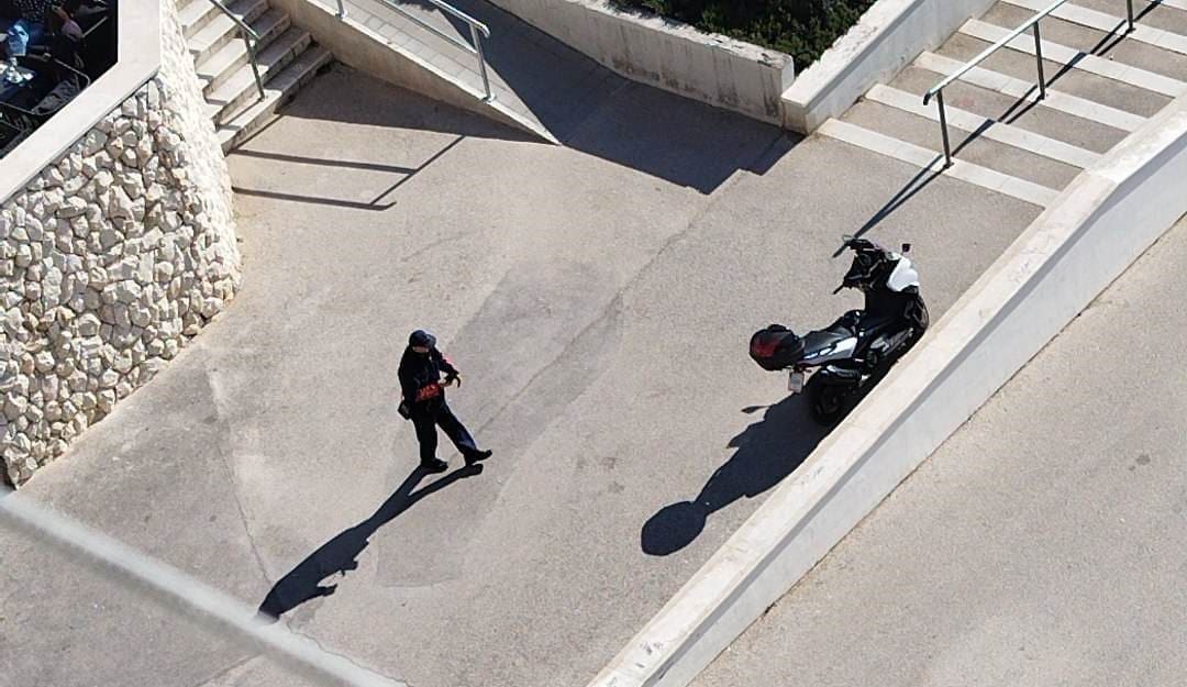 'KO TU KOGA? Prometni redar uručio kaznu vlasniku skutera, a napravio isti prekršaj!