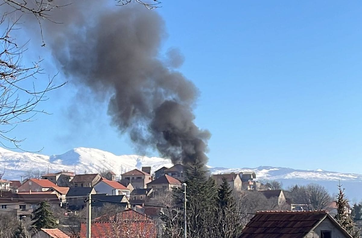 VIDEO Gusti dim se nadvio nad Brnaze, izgorjela tri automobila: "Spriječeno je širenje vatre na kuću"