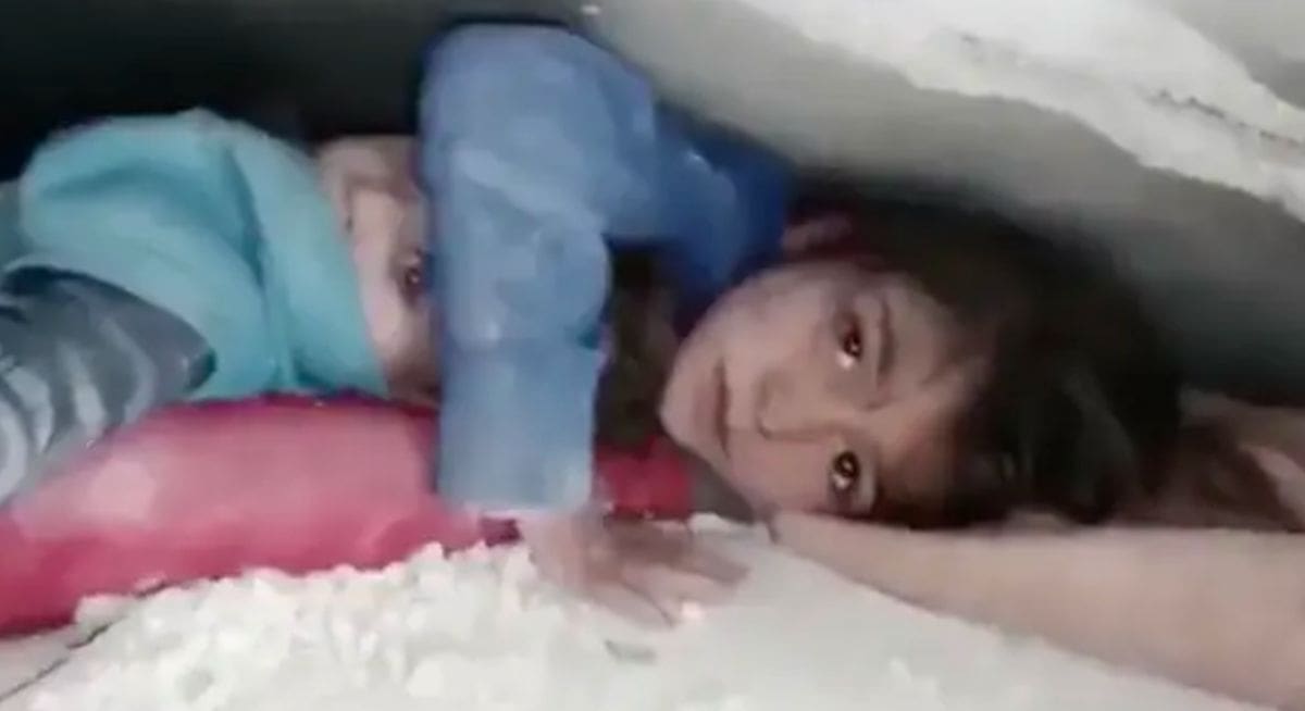 Dirljivi prizori iz Sirije: Curica je 36 sati čuvala mlađeg brata ispod ruševina