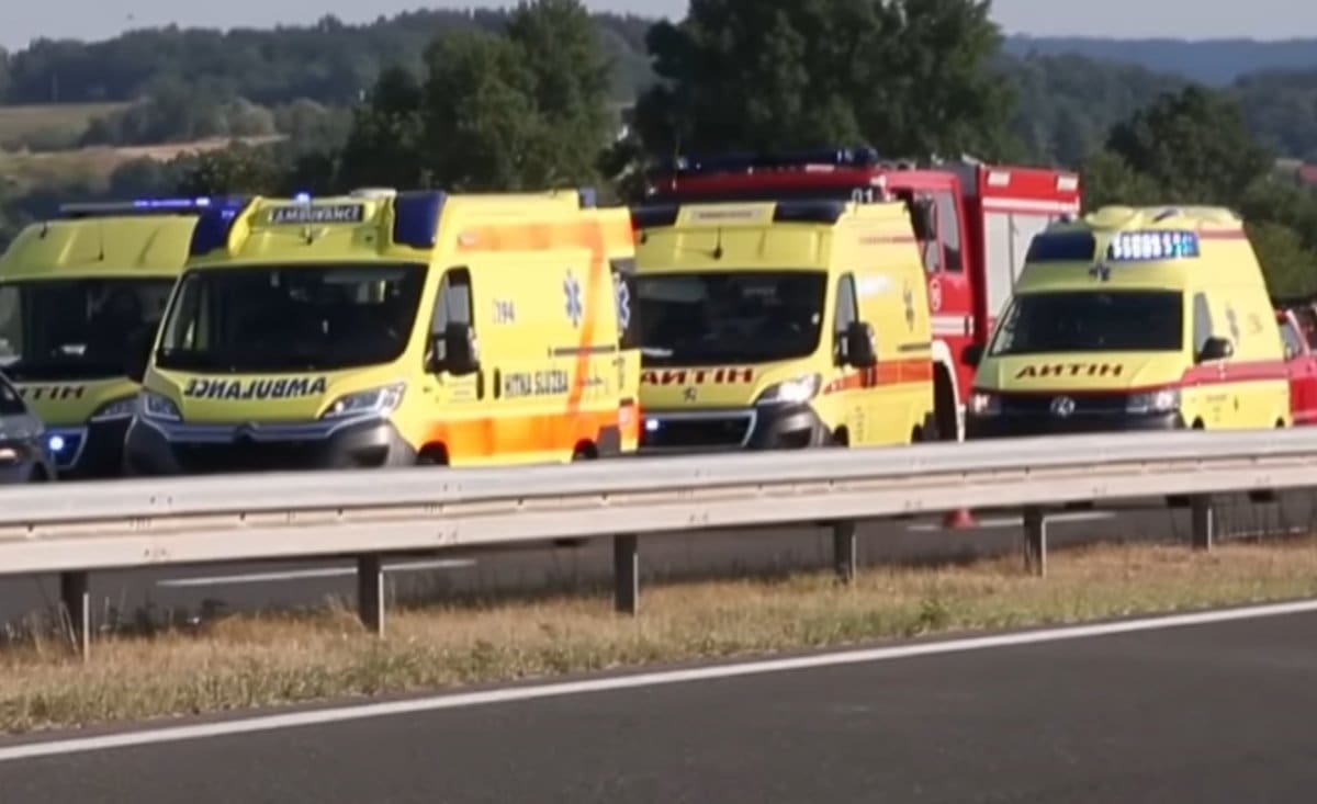 TRAGEDIJA U SUSJEDSTVU Autobus sletio s ceste, najmanje troje mrtvih
