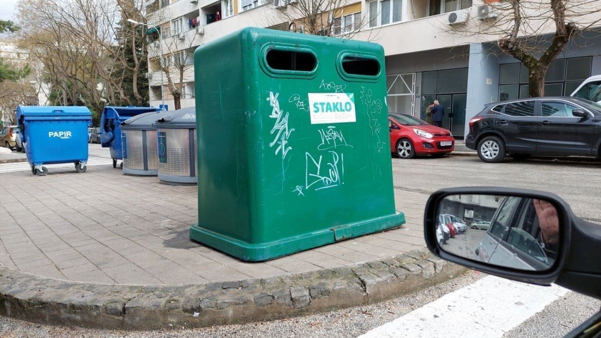 KONTEJNERI DONIJELI OPASNOST U PROMETU Vozačima zaklonili pogled na glavnu prometnicu