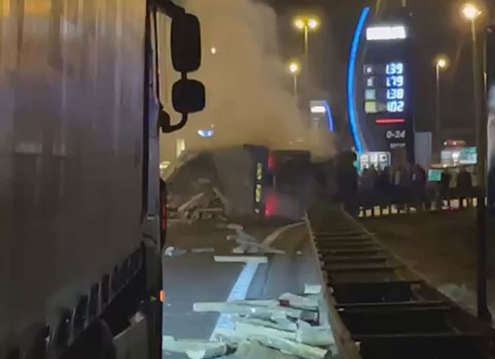 Teška prometna na Dalmatini u smjeru Splita: Vozač kamiona udario u ogradu, teško je ozlijeđen