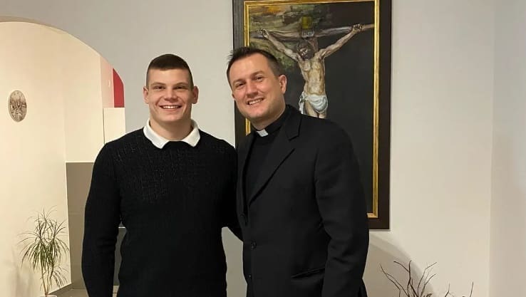 Oglasio se svećenik koji se fotografirao s MMA napadačem: "Bit ću tihi molitelj"