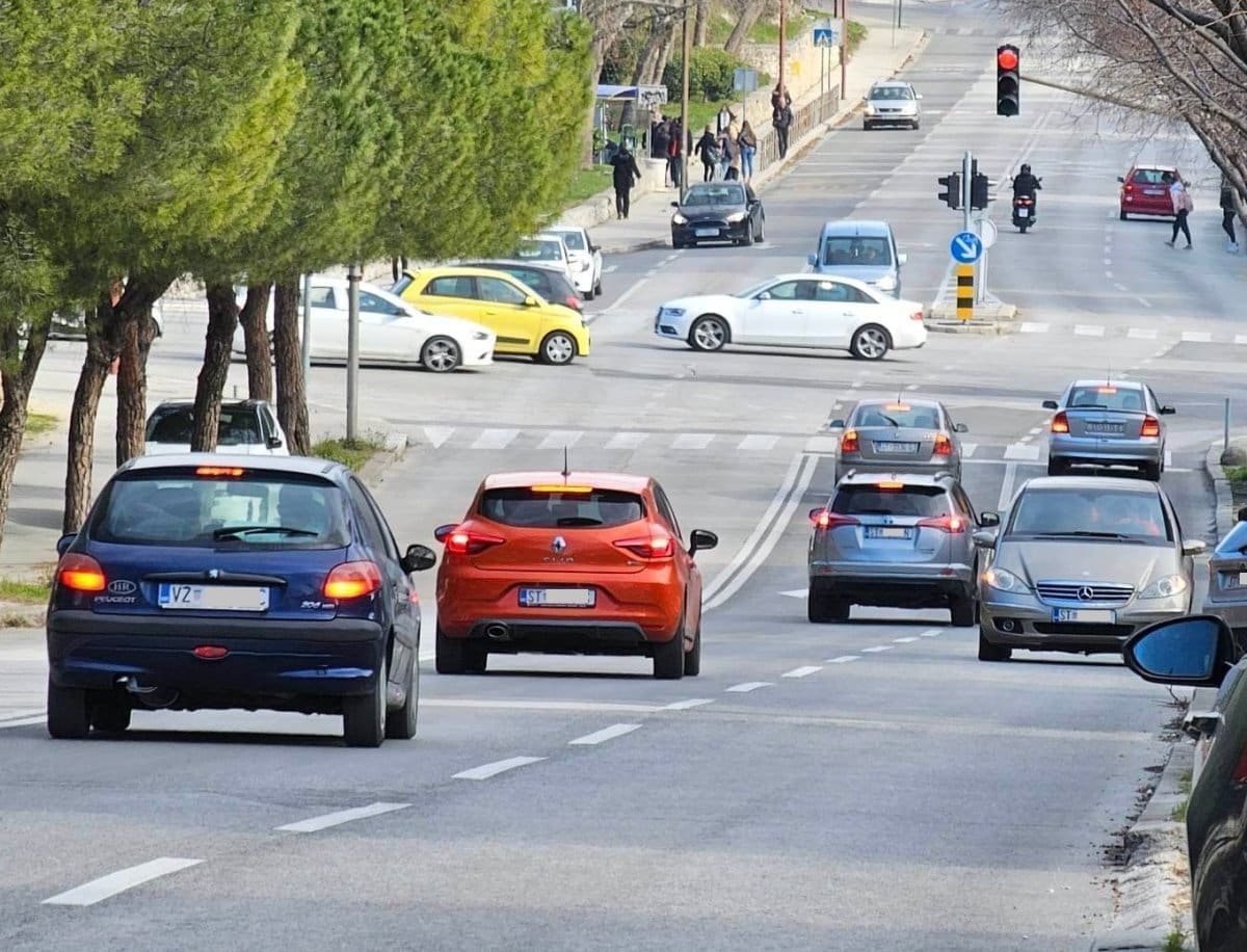 KAKO JE OVO MOGUĆE? Splićani snimili vozača čiji je potez zbilja teško objasniti: "Vozač Mercedesa mrtav hladan"