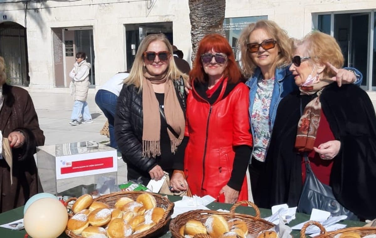 "KRAFNE NA RIVI" Prodavali ih vrijedni članovi udruge leukemije i limfomi: Krafne su kao i prethodnih godina donacija pekare Sučić