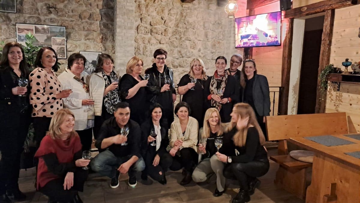 GODINE IDU, LETE KO MINUTE Maturanti COUO 10. kolovoz iz Sinja, generacije ‘87. /'88. proslavili jubilarnu 35. godišnjicu mature