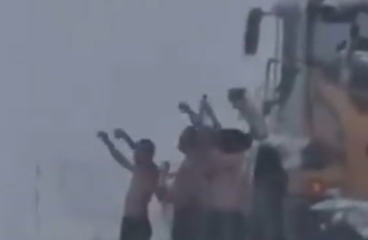 KAKAV SHOW Navijači Hajduka se zaustavili na autocesti: Bili su bez majica, pjevali su i veselili se! Imamo video, sve je snimljeno...