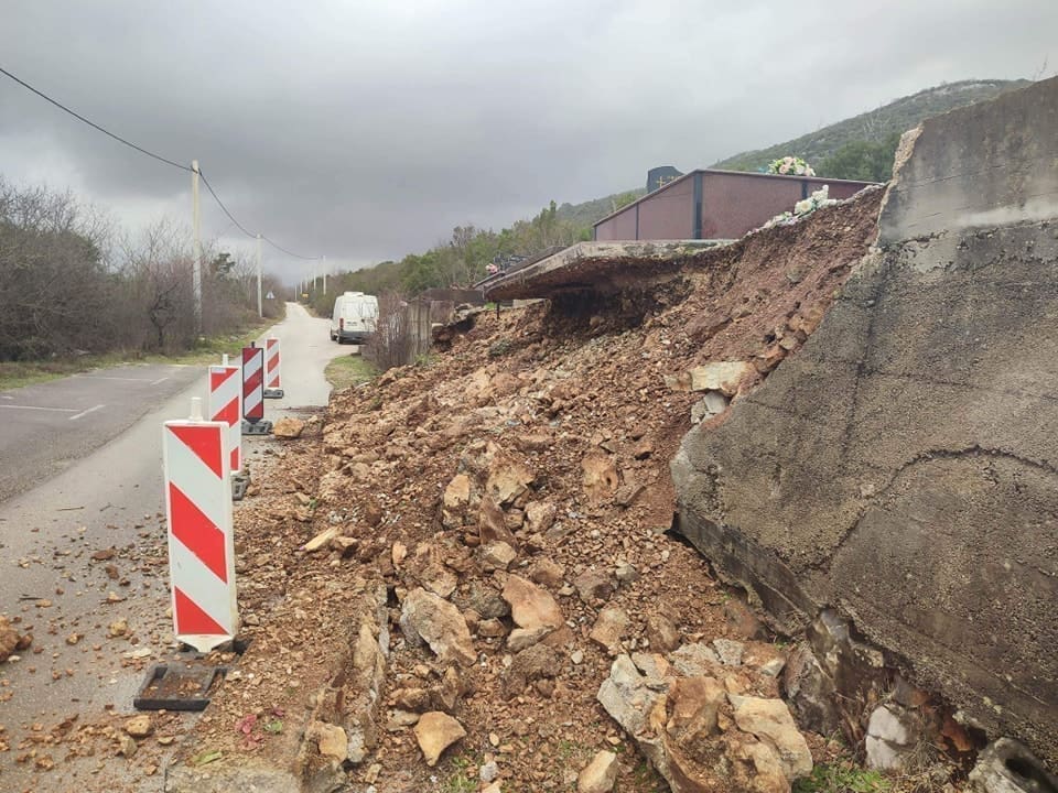 BIZARAN INCIDENT U DALMATINSKOJ ZAGORI Je li ovo velika opasnost za građane i prolaznike? Grobnice zamalo otklizale na cestu