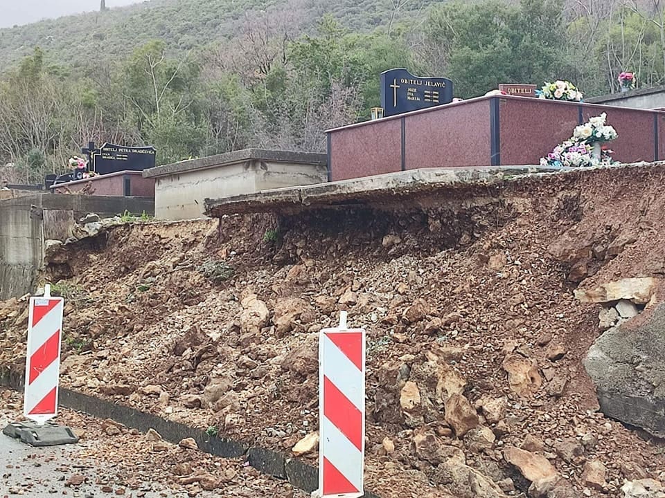 STANOVNICI SU OGORČENI U Zagori se urušio potporni zid na groblju. Pogledajte prizore