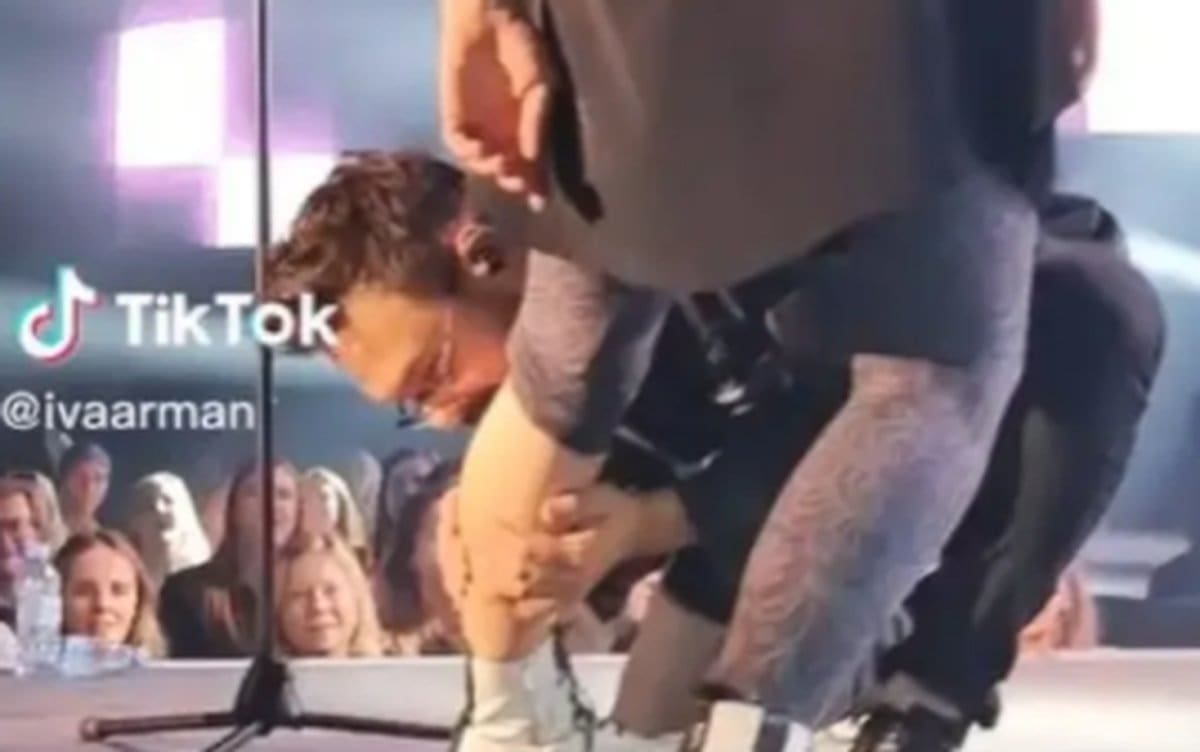 NESVAKIDAŠNJI PRIZOR Grašo na koncertu 'ugrizao' obožavateljicu za nogu, mnogi u čudu: "Što mu je?"