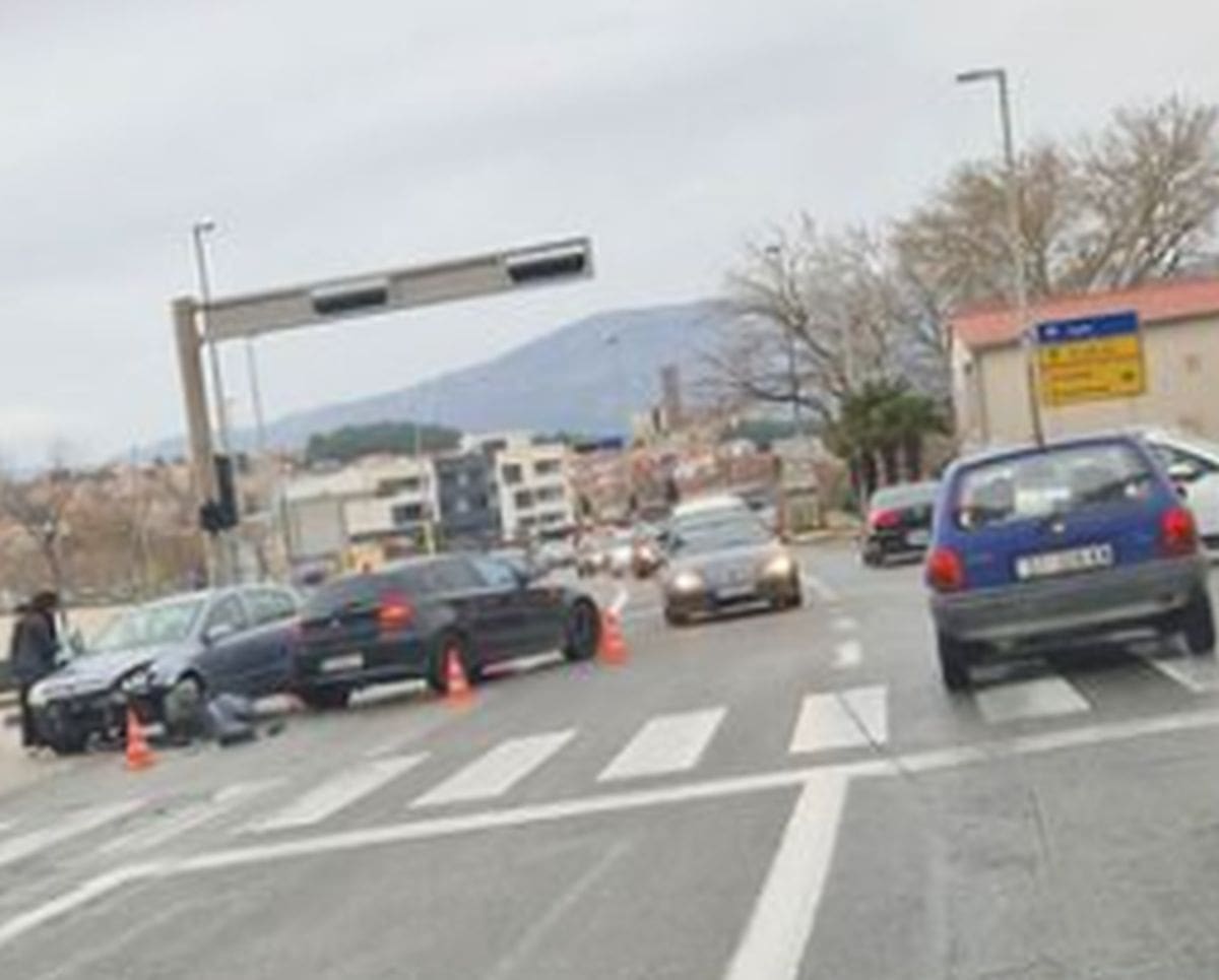 PROMETNA NESREĆA U PODSTRANI Sudar dvaju automobila, jedna osoba ozlijeđena