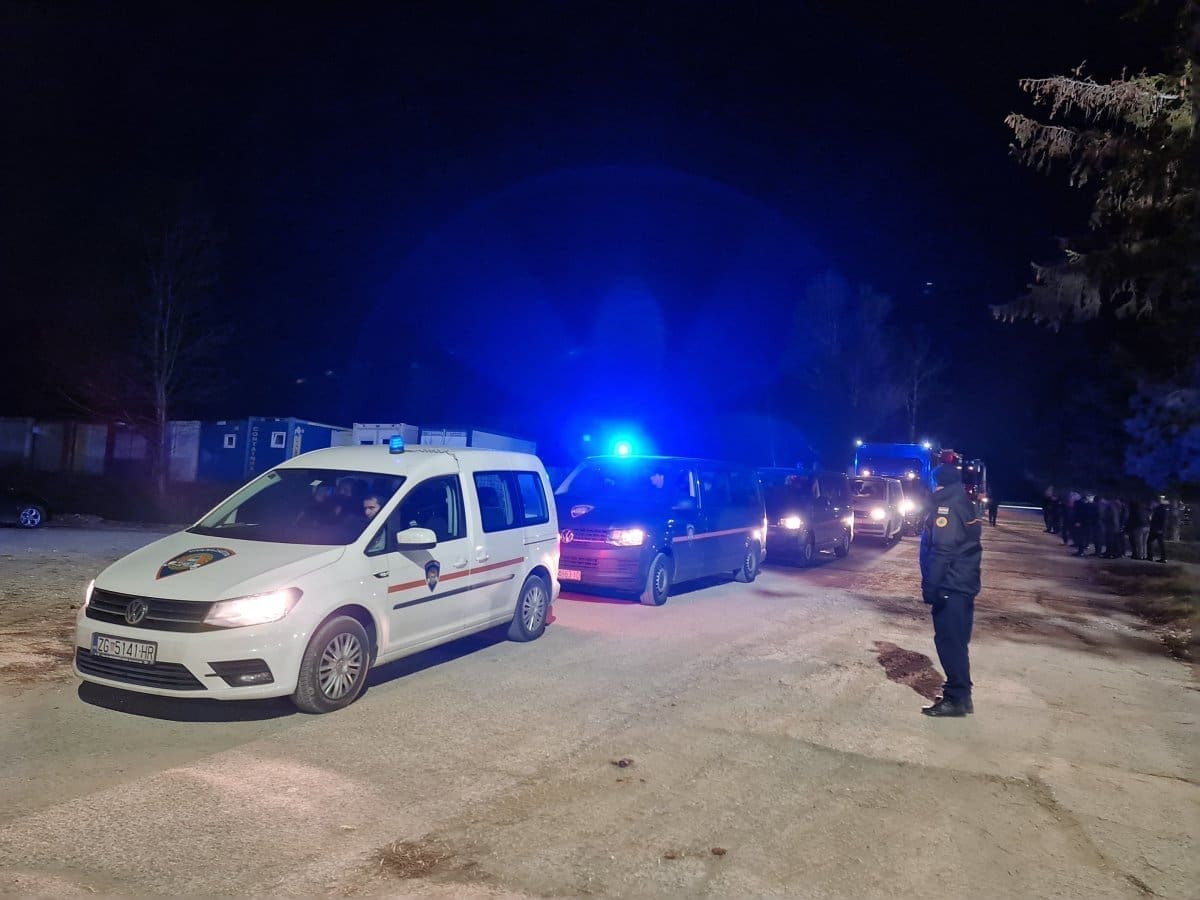 KONVOJ IZ HRVATSKE NA PUTU ZA TURSKU Vozila , timovi za spašavanje i potražni psi - stižu u potresom razorena područja