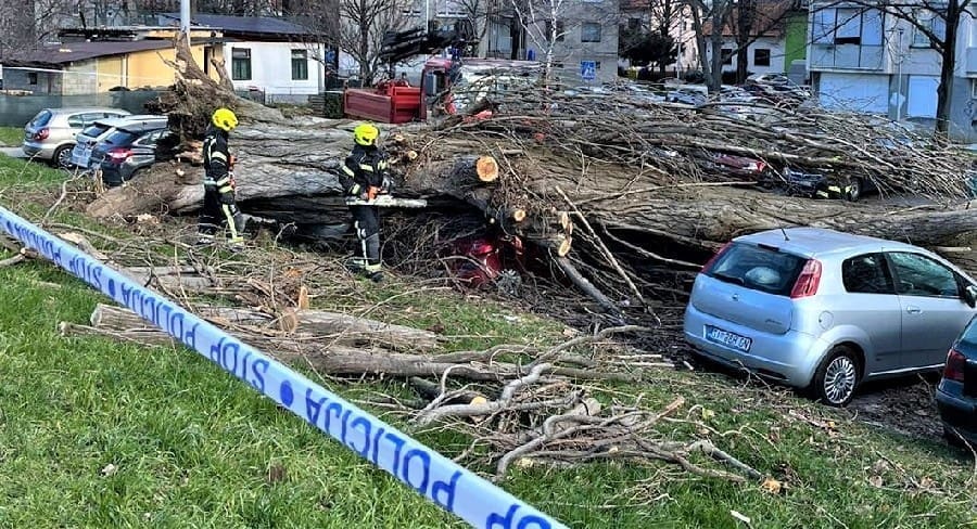 KAOS U HRVATSKOJ Olujni vjetar ruši sve pred sobom: Stradao muškarac