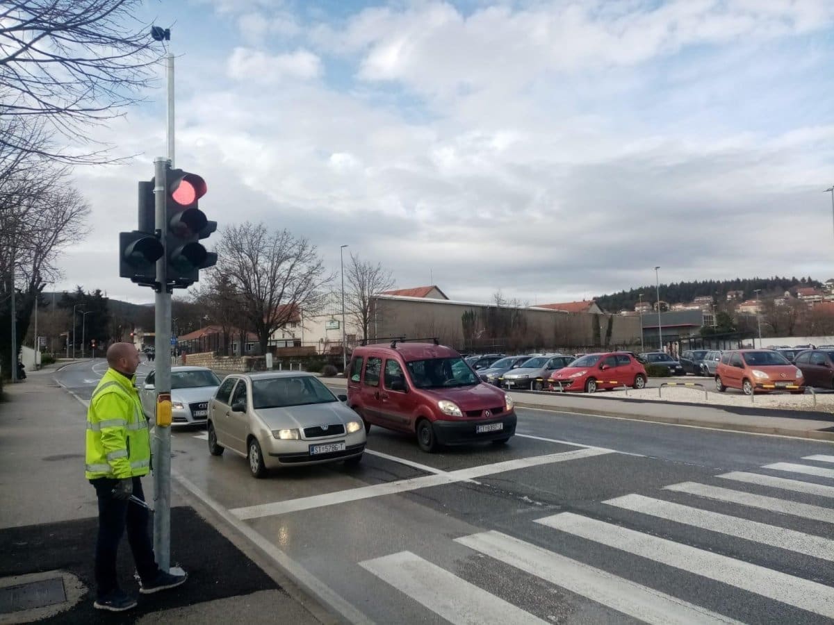 DOBRE VIJESTI ZA SINJANE Završeni radovi semaforizacije na vrlo prometnom raskrižju