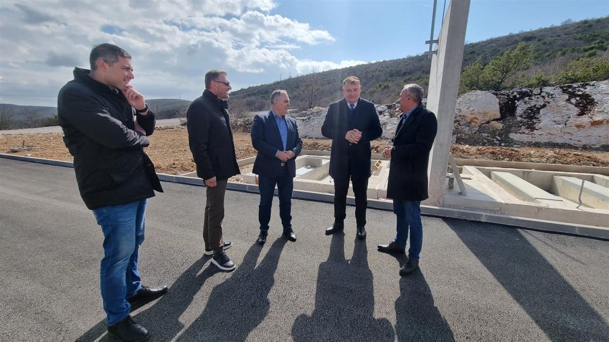 ŽUPAN BOBAN U LEĆEVICI Obišao je infrastrukturne radove: "Gradi se i HEP-ova trafostanica koja će služiti stanovništvu, ali i budućem centru..."