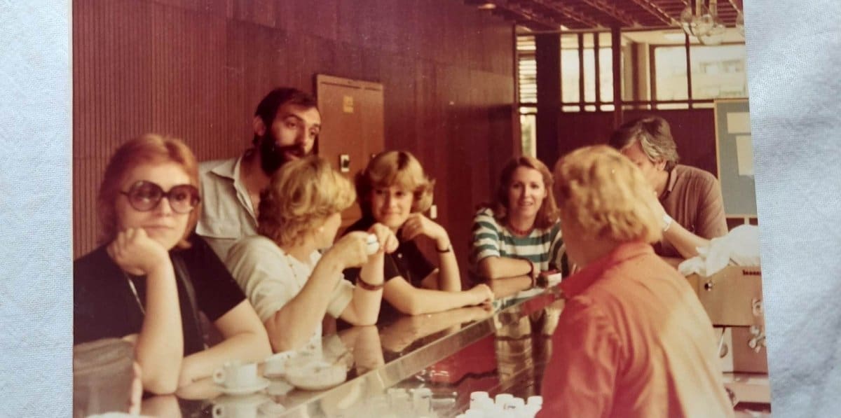 EKIPA NJENA SA RADIJA