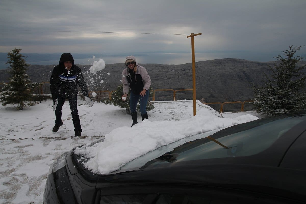 DANAS KRATKI RUKAVI, PRIJE PET GODINA UDAR ZIME Snijeg je padao u Splitu, na Pelješcu nastao prometni kolaps
