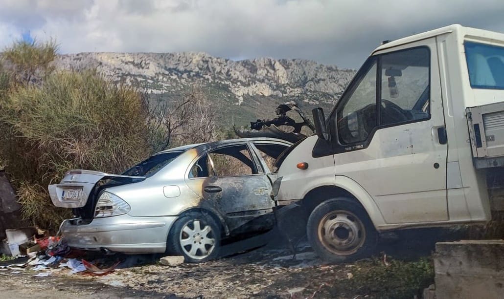 EVO ŠTO JE OSTALO OD ZAPALJENOG MERCEDESA Netko je namjerno užgao auto u Kaštelima