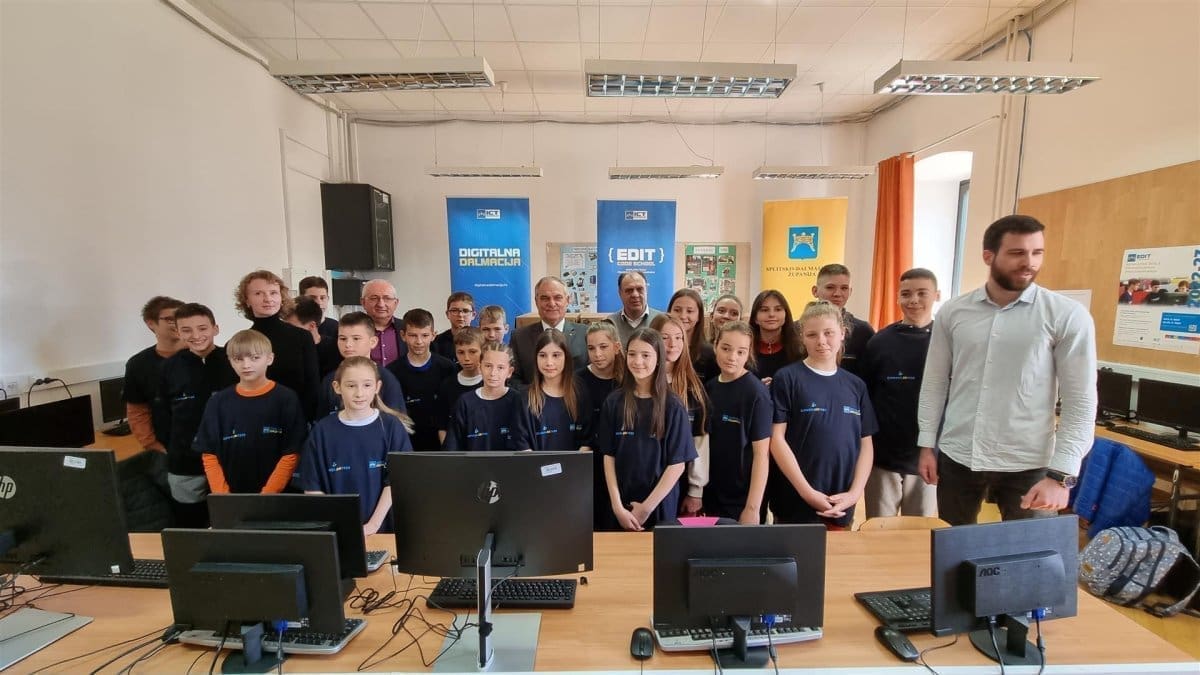 Sinjski osnovnoškolci dobili petnaest novih računala! Boban: "ICT je budućnost svih prostora, pa tako i naše Dalmatinske zagore"