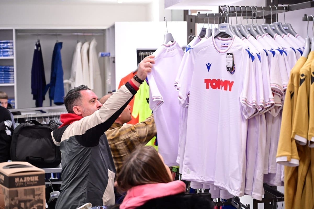 PRGAVA FAMILIJA SE ŠIRI Hajduk otvorio Fan shop u još jednom dalmatinskom gradu: "Prodavat će se i ulaznice"