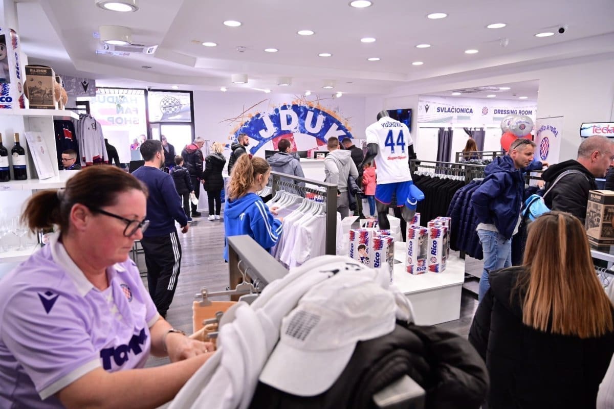 NEOČEKIVANI POTEZ U HAJDUKOVOM FAN SHOPU: "Ulazi čovik s posebnim potrebama, a iza njega momak i pita ga..."