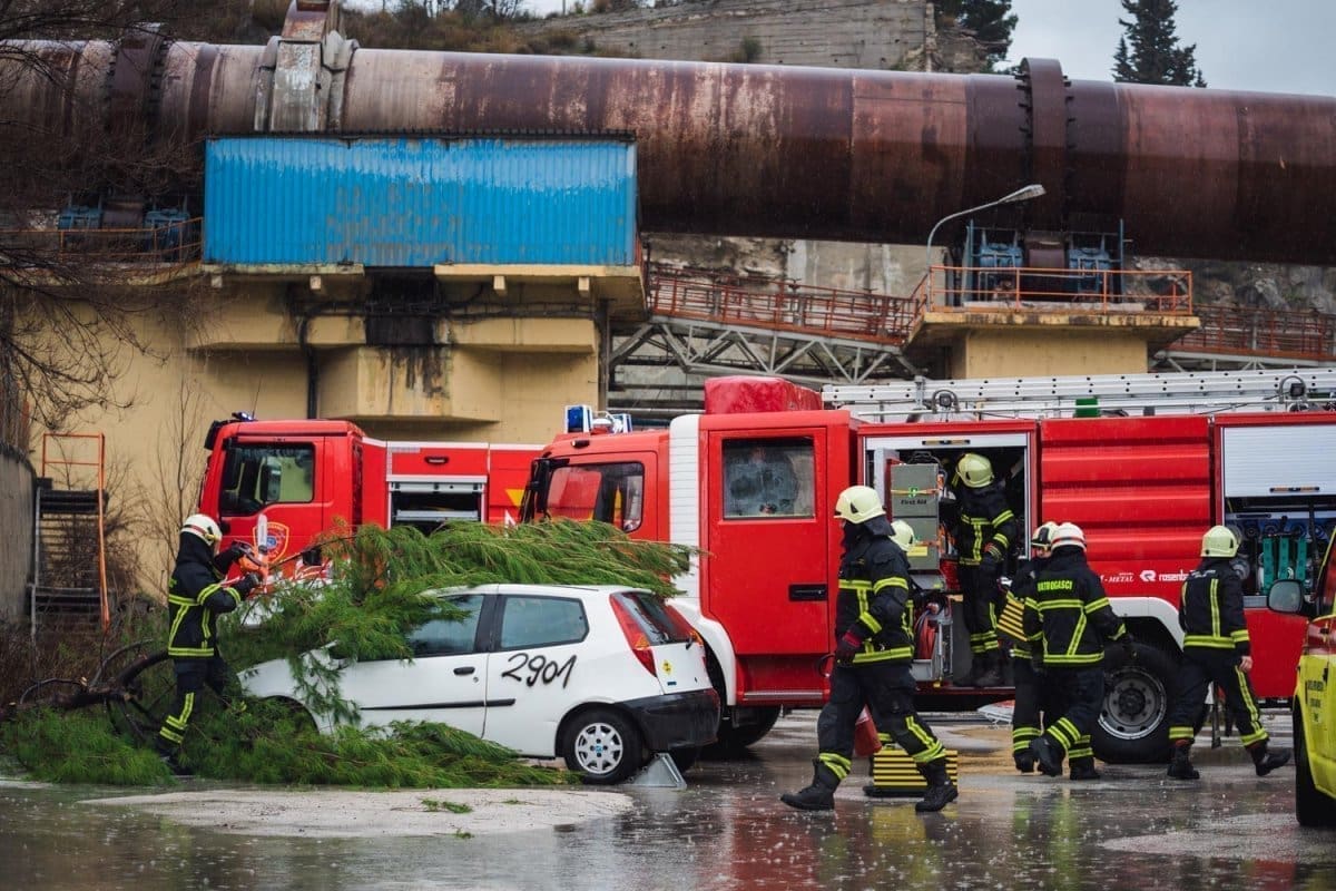HALO, JE LI TO 193? Bura zadaje puno posla splitskim vatrogascima: Intervenirali su pet minuta prije ponoć i spasili stvar!