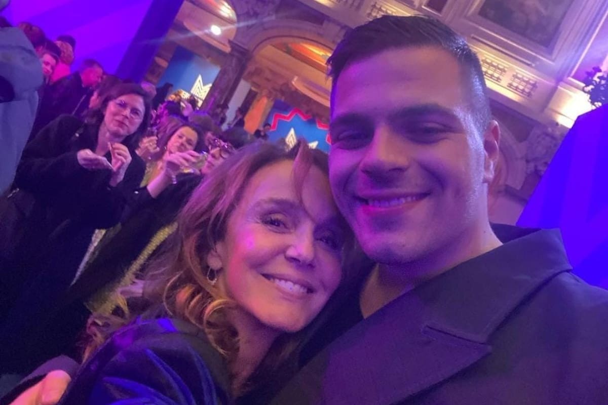 "JEDVA ČEKAM DA SE PONOVNO SRETNEMO" Sin poznatog splitskog infektologa snimljen u zagrljaju 33 godine starije zvijezde serije 'Emily in Paris'