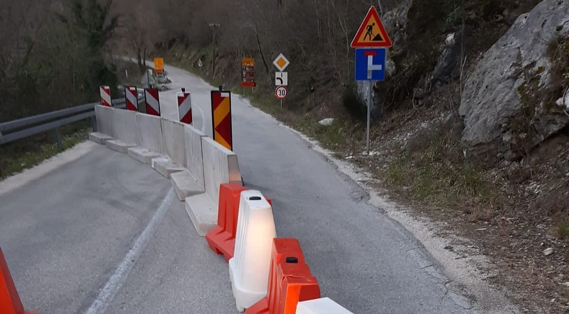 NEZGODA IH NIJE 'OPAMETILA' Stanovnici negoduju zbog zatvorene prometnice kod Omiša pa prolaze 'na vlastitu odgovornost': "Trošimo duplo goriva i vremena"