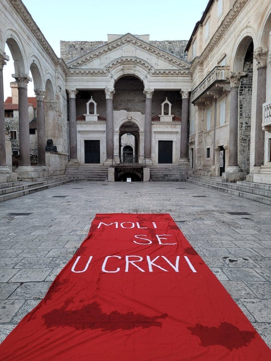 moli se u crkvi peristil 2 