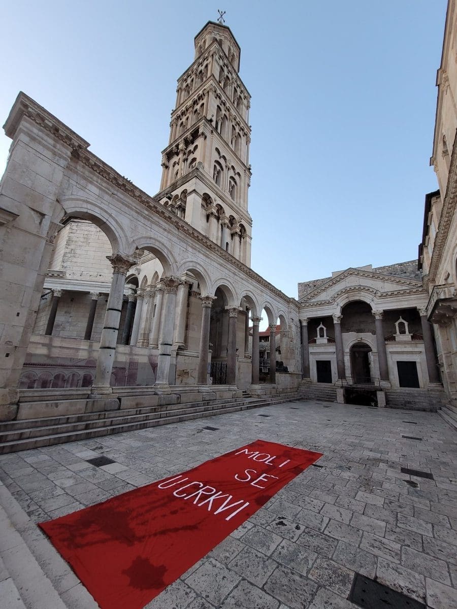 moli se u crkvi peristil 5 