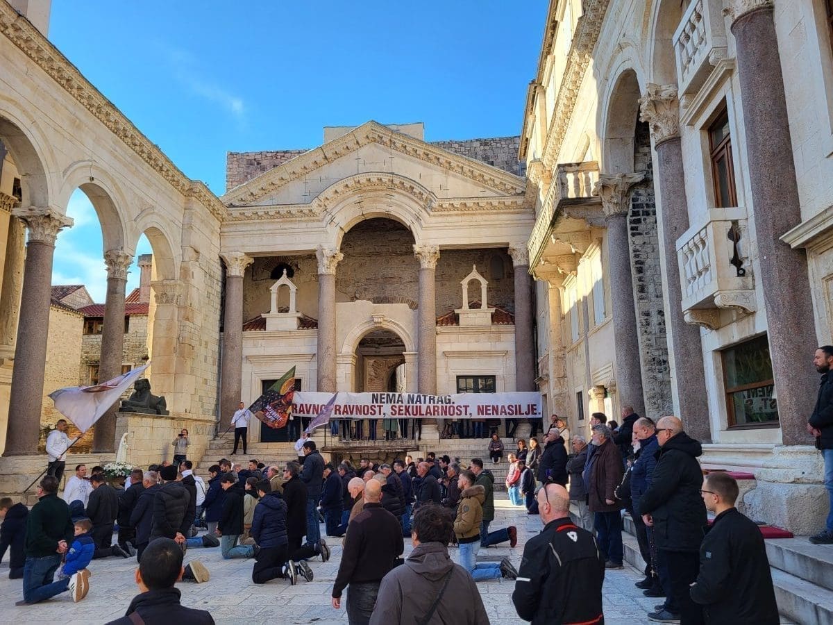 JEDNI MOLE, DRUGI PROSVJEDUJU Reakcija stranke Možemo! na molitelje: "Želimo upozoriti na opasnost ovakvih političkih pokreta"