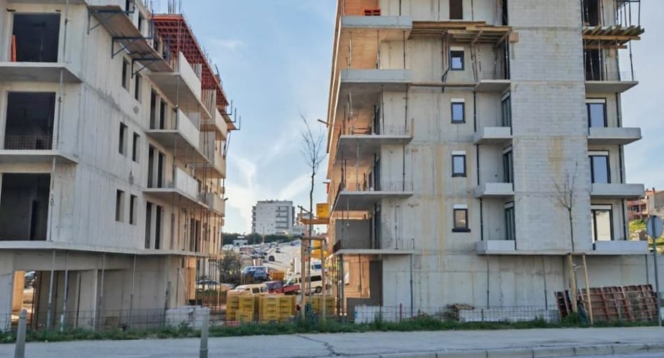 URBANIZAM PO SPLITSKI Na što ovo liči? Ono kad doslovno možeš zaviriti susjedu u pijat
