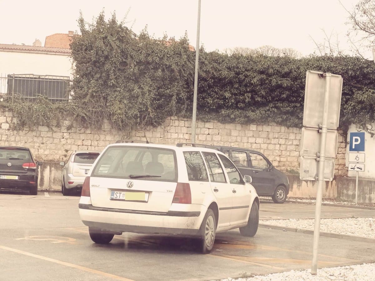MUKE PO PARKINGU Parkirao auto splitskih tablica na mjesto za invalide. Neki pak imaju razumjevanja: "Možda čovjek prije Golfa vozio BMW"