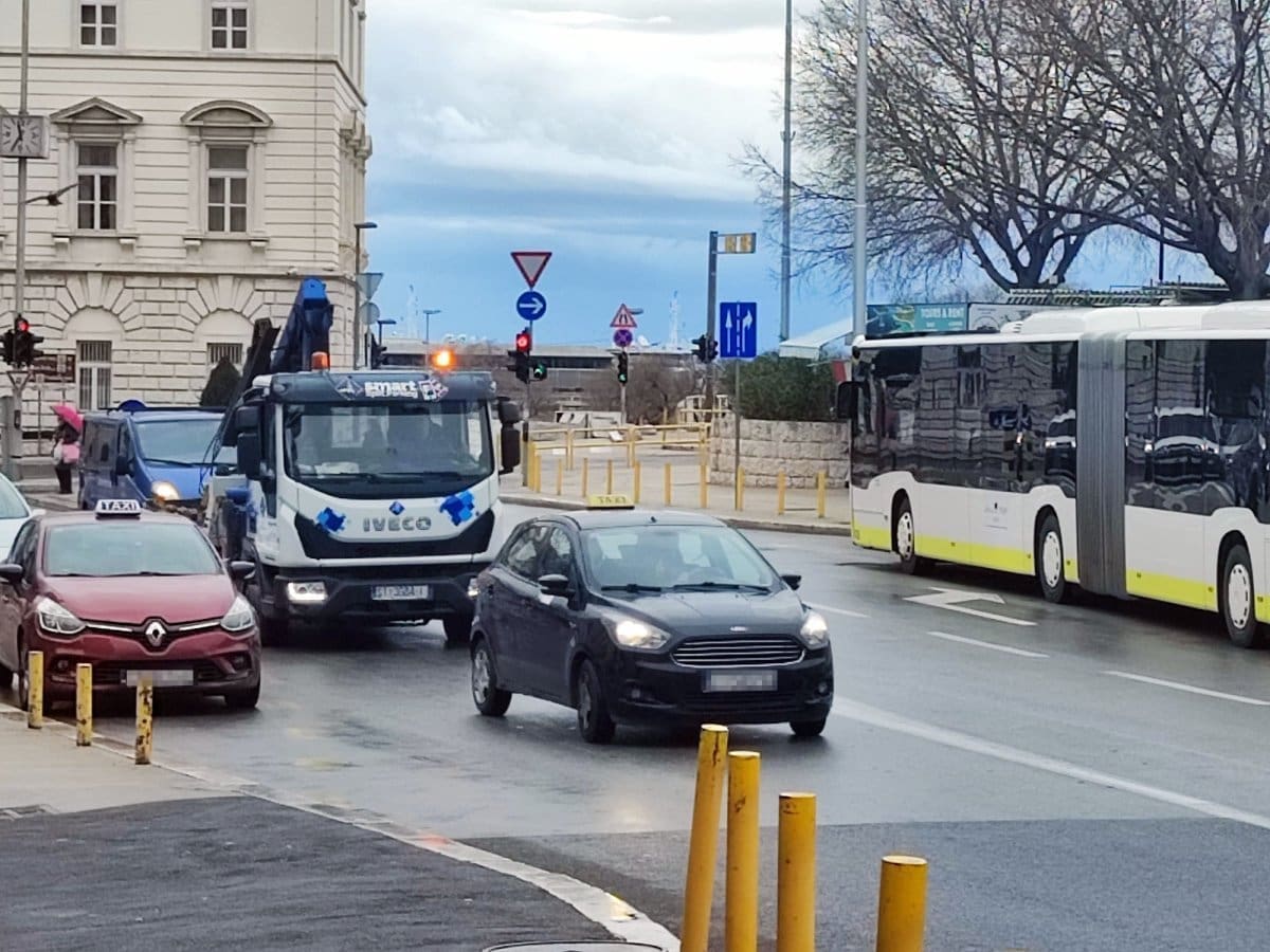 ZOVI 'PAUKA'! Na ugibalištu na splitskom Pazaru svi se parkiraju 'samo na pet minuta', ne pomaže ni kažnjavanje
