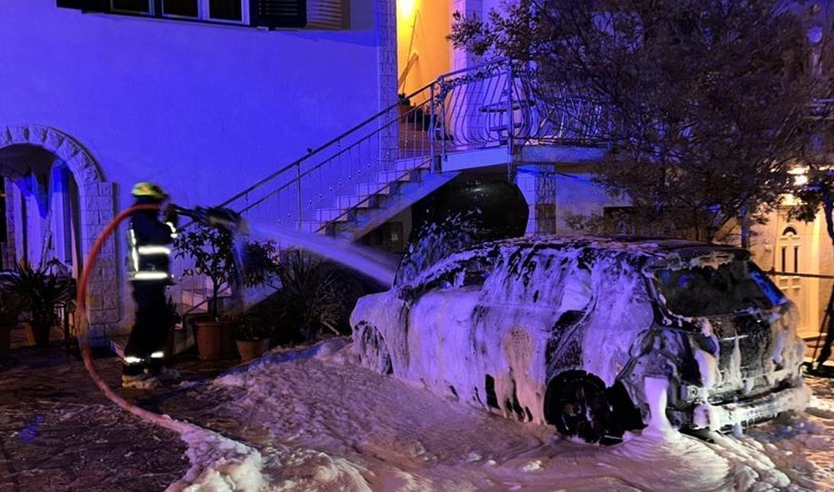 U CIJELOSTI IZGORIO Usprkos strelovito brzoj reakciji vatrogasaca, gorućem autu nije bilo spasa
