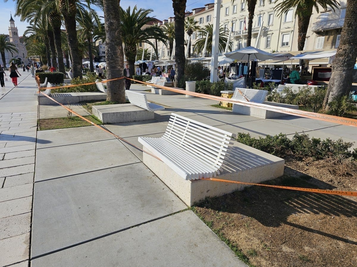 PAZITE GDJE SJEDATE! Omiljene klupice za predah na Rivi trenutno nisu upotrebljive