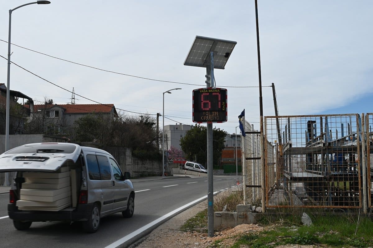 semafor cesta zrnovnica poljicka zminjaca 33 