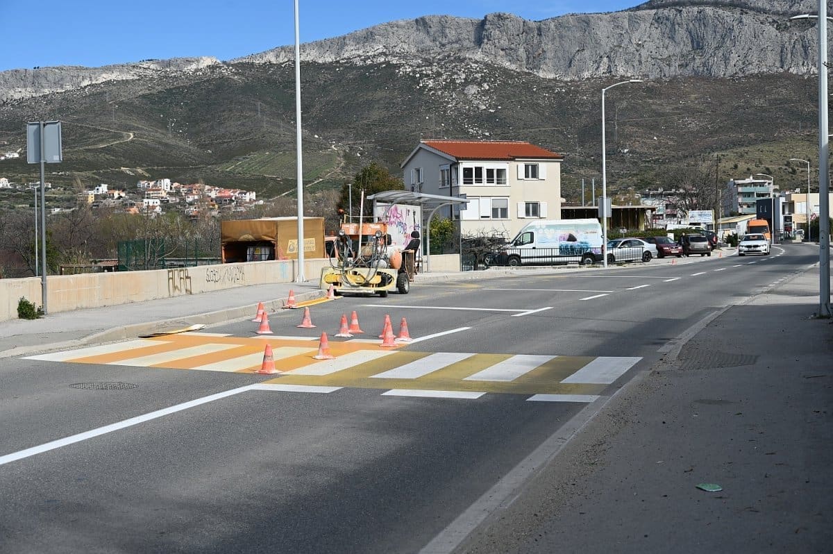 semafor cesta zrnovnica poljicka zminjaca 43 