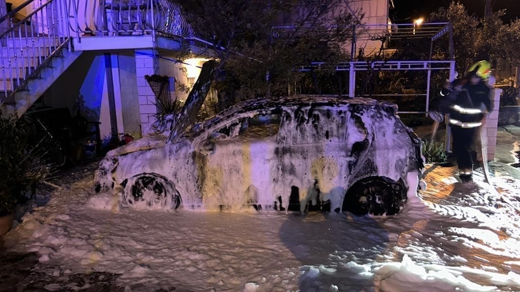 NAMJERNO ZAPALIO AUTOMOBIL SVOJE SUPRUGE? U požaru na Čiovu u cijelosti izgorio automobil