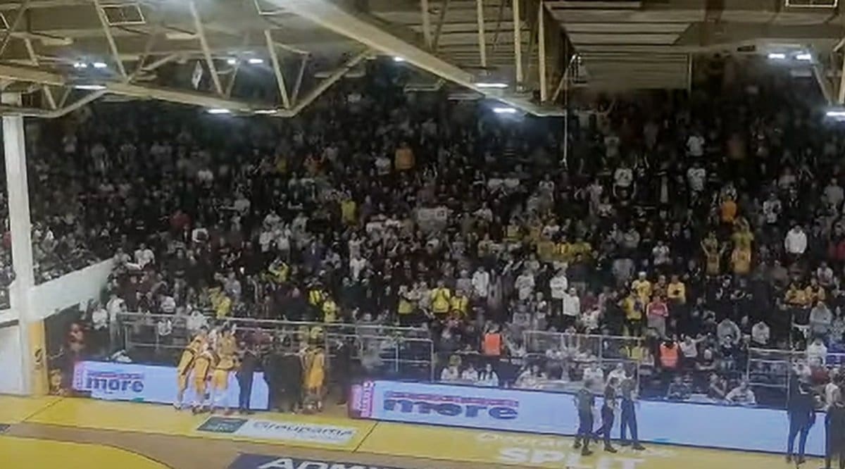 TRESU SE TRIBINE NA GRIPAMA Napeto je, Split i Partizan se bore! Cijelo vrijeme je izjednačeno: Pogledajte navijanje!