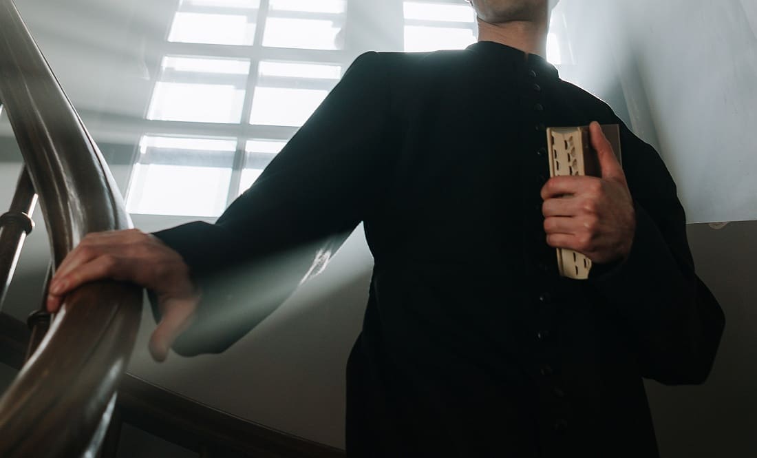 "Oče, otvori vrata!" Svećenik zatečen s tuđom zaručnicom, skrivala se ispod umivaonika